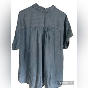 Soft short sleeve denim shirt.